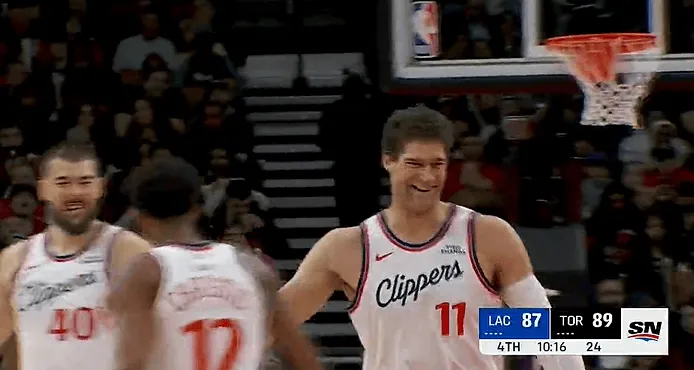 竞技宝-快船使出双塔战术，大洛三分命中后快船打出8-0打停猛龙